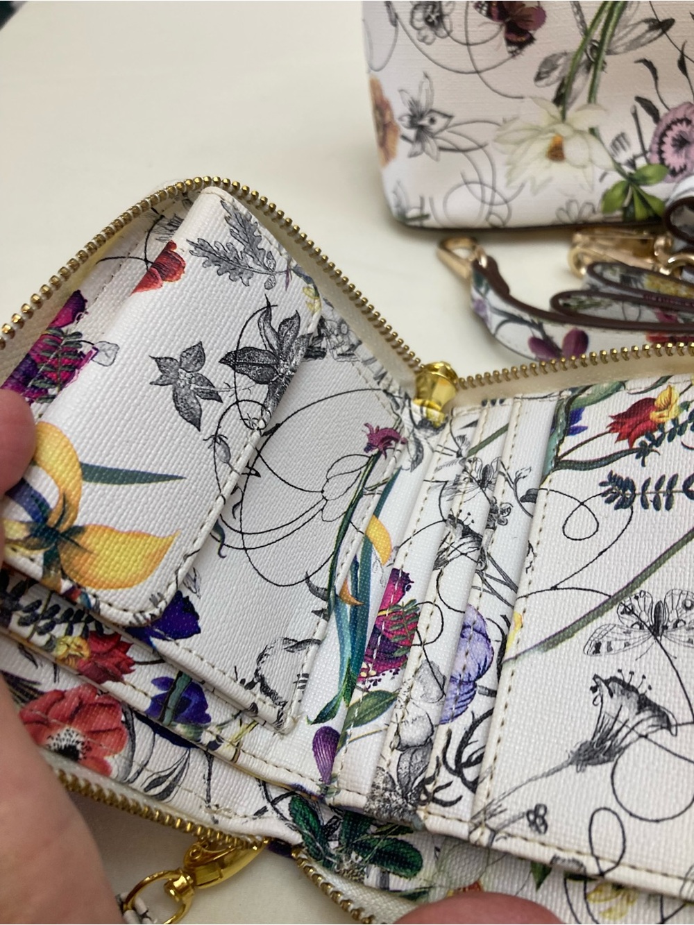 Botanical Floral Print White Crossbody Bag with Matching Wristlet. - Picture 2 of 7